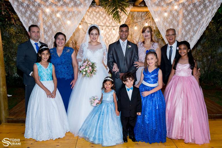 Foto após o casamento no altar com toda família 