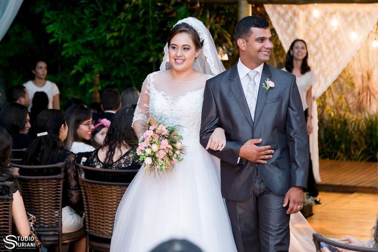 Saída dos noivos do casamento 