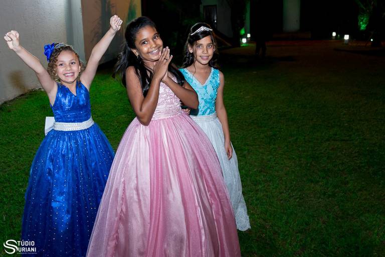 Damas comemorando a saída dos noivos 