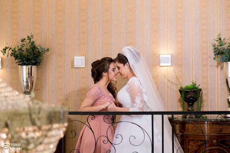 Noiva sendo fotografada com a irmã em making of 