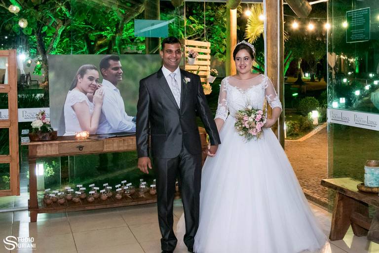 Entrada dos noivos na recepção 