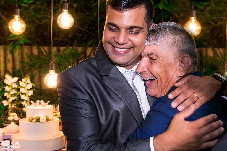 Avô abraçando a noivo emocionado com o casamento 