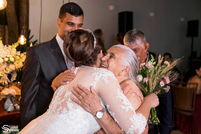 Avó abraçando a noiva