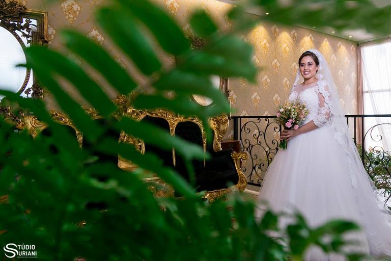 Fotógrafo criativo de Uberlândia faz fotos de noiva em lindo salão em Araguari 