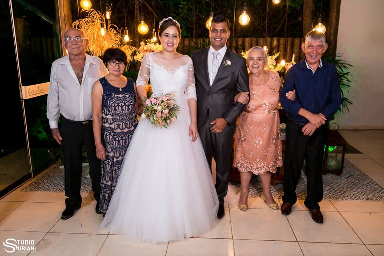 Avó fazendo fotos após o casamento 