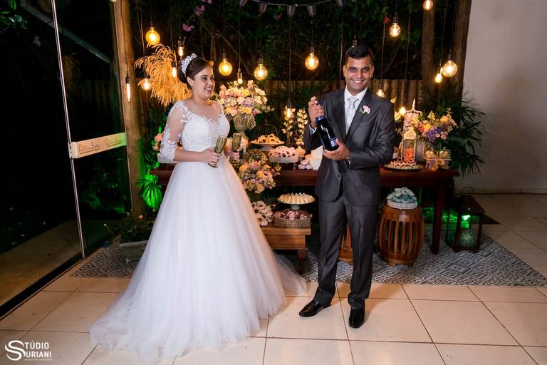 Noivo estourando o champanhe 