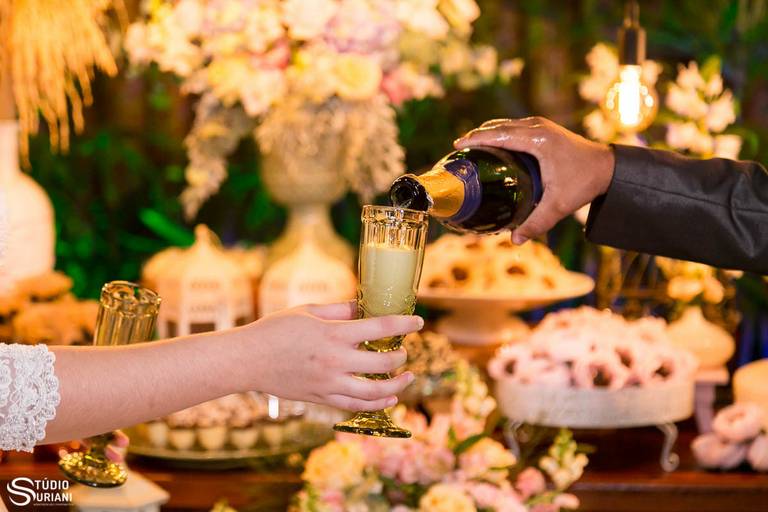 Mesa principal de casamento decorada pela mãe da noica