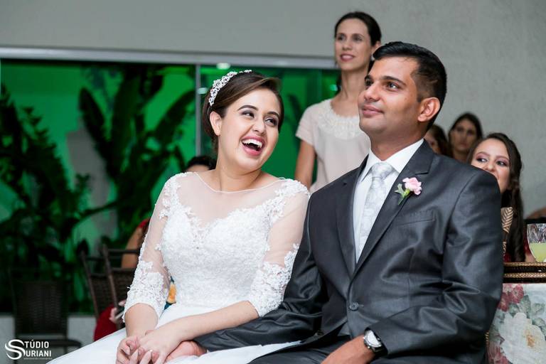 Noiva dando gargalhada no vídeo de casamento 