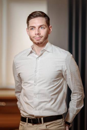 retrato corporativo em seu escritório com estúdio montado no seu escritório com iluminação profissional