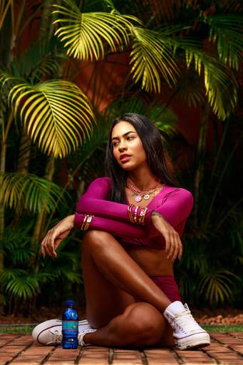 fotografia de moda feminina em campoanha de moda com modelo morena vestindo body rosa pelo fotógrafo de públicidade paulo henrique lima da cofy film