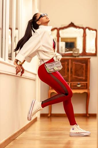 modelo morena com look moderno estiloso calça leg vermelha, camisa social feminina, bolsa feminina rosa em mansão na barra da tijuca fotografada pelo fotógrafo de moda paulo henrique lima 