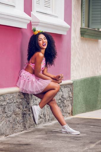 modelo negra posando para campanha de moda de carnaval com fantasia rosa saia de tule