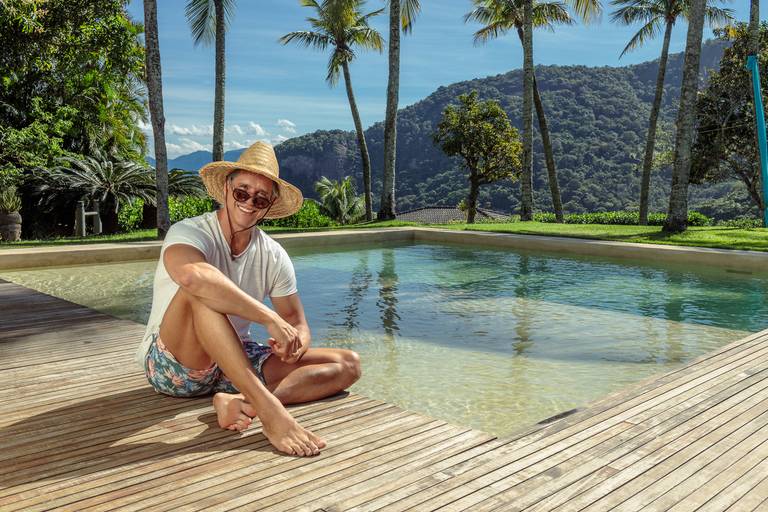Márcio Garcia posando para fotografia publicidade na piscina em mansão no joá rio de janeiro