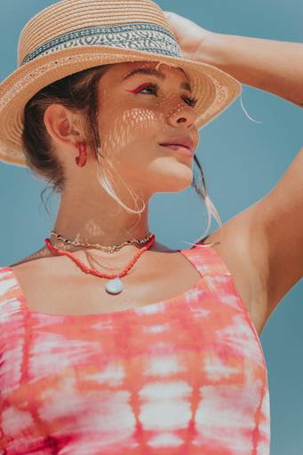 Campanha de Moda Praia Feminina com modelo usando chapéu de palha na praia do barra da tijuca pelo fotógrado de publicidade Paulo Henrique Lima