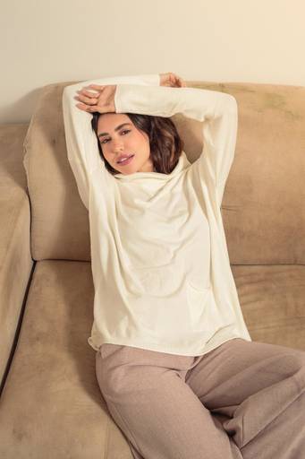 Modelo posando em sofá para as lentes do fotógrafo de moda Paulo Henrique no Rio de Janeiro - RJ