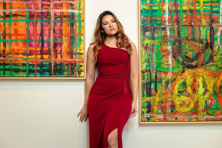 Modelo loira vestida de vermelho posando para fotografia de moda pelo fotógrafo de moda Paulo Henrique Lima no Rio de Janeiro - RJ