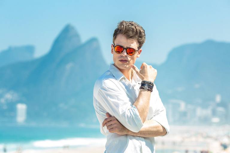 Campanha de moda para grife paraguaia do óculos Mylan no rio de janeiro na praia de ipanema para a coleção copacabana pelo fotografo querido das marcas gringas paulo henrique lima com o modelo Marcelo Levi Taporosky, com produção de Day Ana Molina