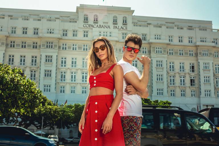 fotógrafo da cofy film produção audiovisual paulo h lima em campanha publicitária no calçadão de copacabana em frente ao copacabana palace no rio de janeiro para grife de óculos internacional mylan