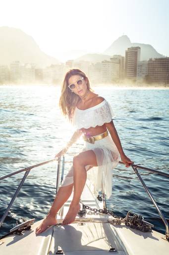 campanha de moda no rio de janeiro em barco em frente a praia de copacabana