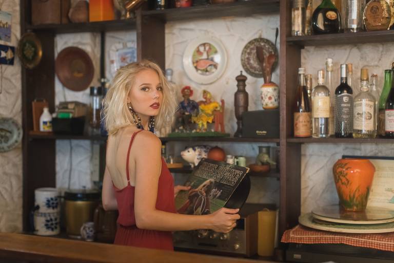 janis joplin,s inspiração para fotografia de moda disco vinil mulher vestido vermelho fotografo de moda no rio de janeiro paulo henrique lima