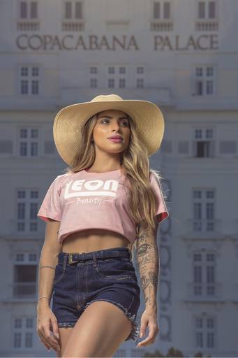 fotografia de moda publicitária no copacabana palace com modelo tárcila usando chapéu de palha e croped rosa leon beauty