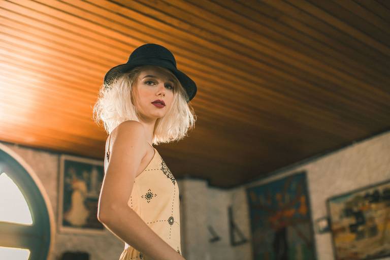 modelo loira de chapéu preto posando para campanha de primavera verao da grife de moda feminina das atrizes da globo saynalo pelo fotógrafo de moda carioca paulo henrique lima ensaio no ipanema