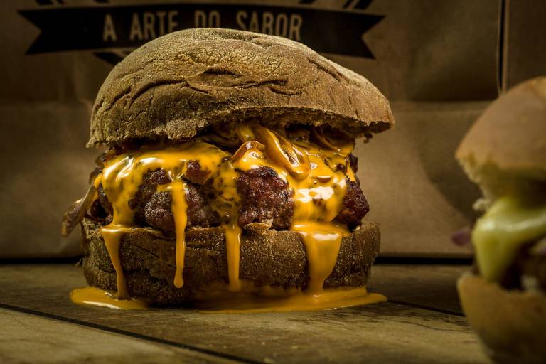 fotografia de culinária hamburguer queijo cheddar derretido pão australiano fotografia publicitária rj