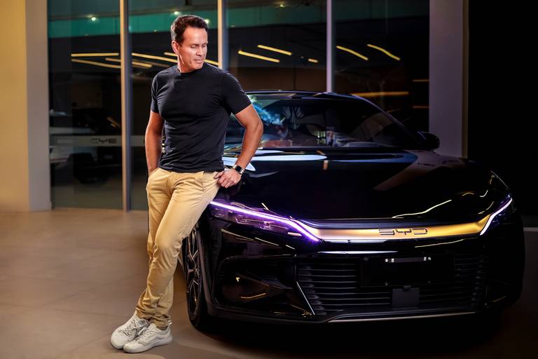 fotografia de publicidade do youtuber Felipe Fera para BYD pelo fotógrafo de celebridades paulo henrique lima no rio de janeiro