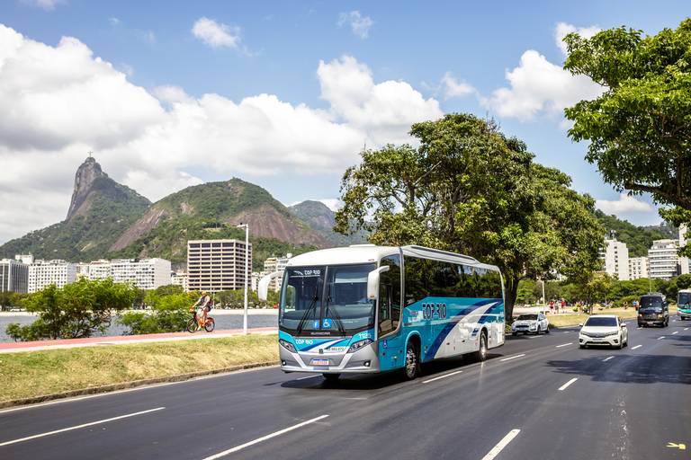 Fotografia de ônibus no aterro do flamengo com cristo redentor ao fundo rio de janeiro rj pelo fotografo still paulo henrique lima