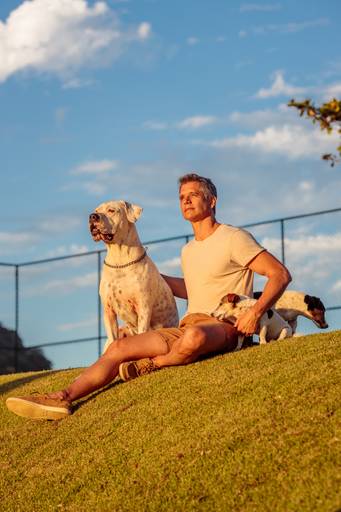 Fotografia do ator e apresentador Márcio Garcia com seus cahorros publicidade com cachorro pelo fotógrafo profissional paulo henrique lima no rio de janeiro