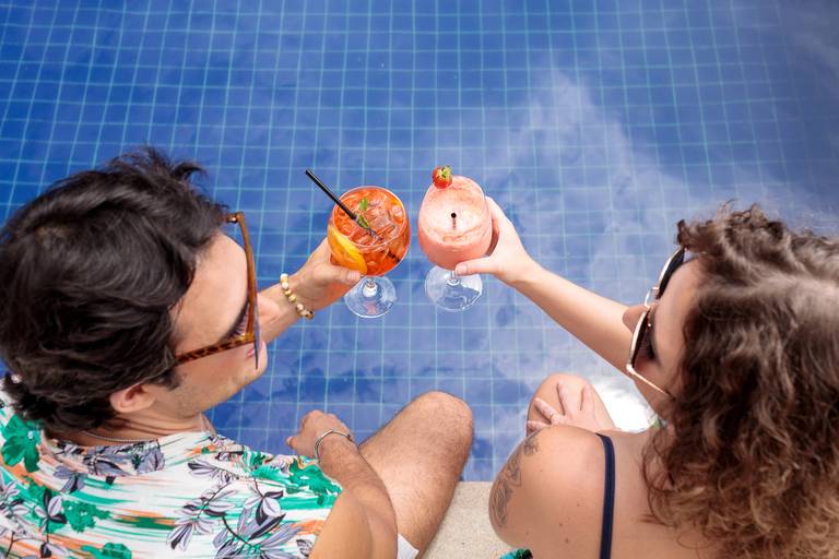 casal tomando drink na beira de piscina de hotel luxuoso na barra da tijuca rio de janeiro rj em fotografia publicitária para banco de imagens pelo fotografo paulo h lima