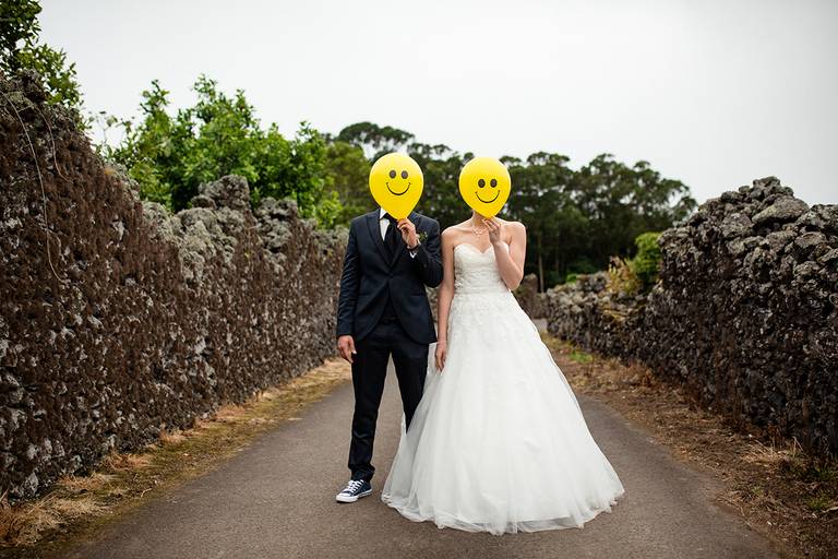 noivos felizes no casamento feito em são miguel açores 
