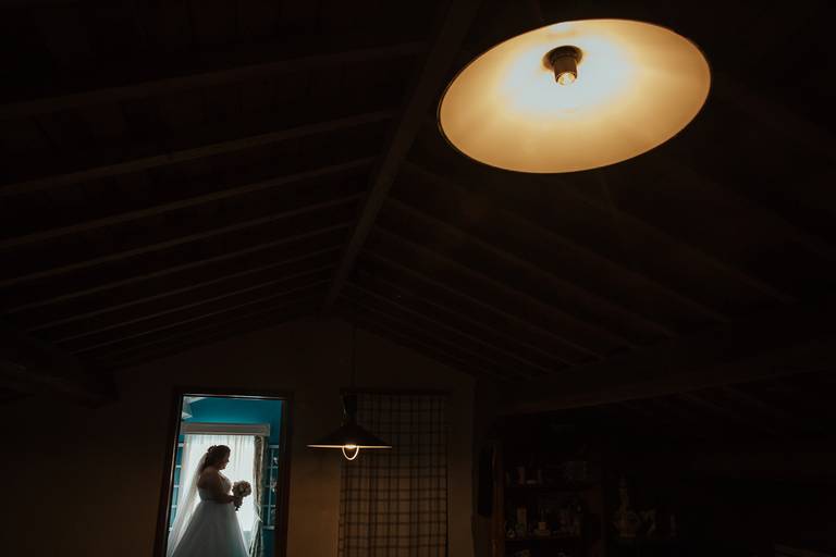 silhueta da noiva a preparar-se em casa 