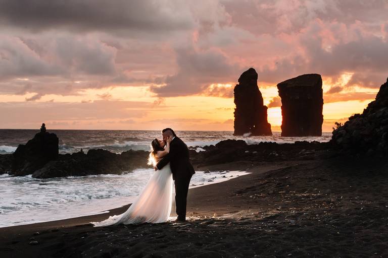 noivos na praia dos mosteiros em são miguel com por do sol 