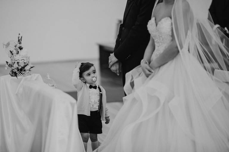 criança e noivos na igreja