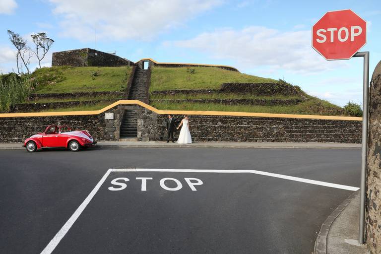noivos na estrada em são miguel açores