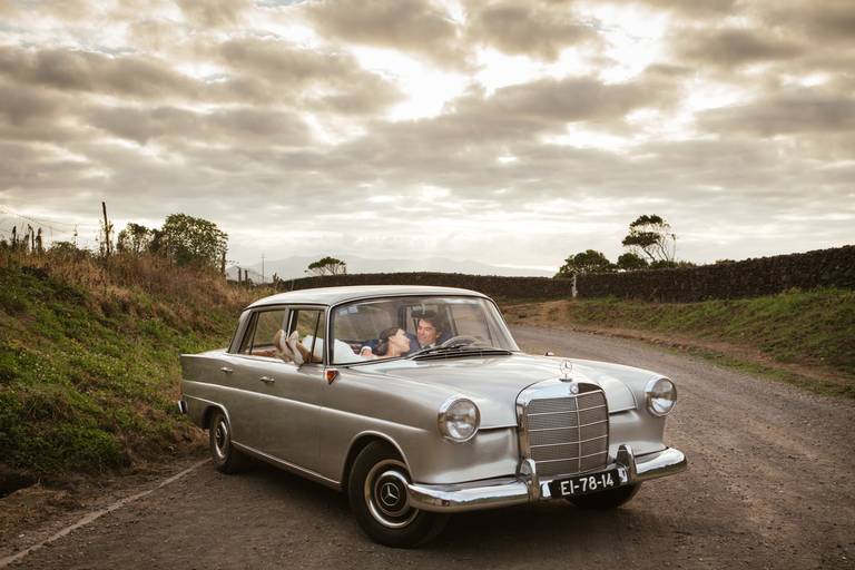 namorando no carro antigo - casamento em são miguel 