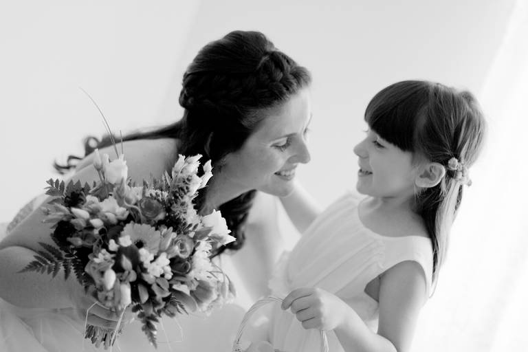 noiva com meninas das alianças no casamento em são miguel - açores