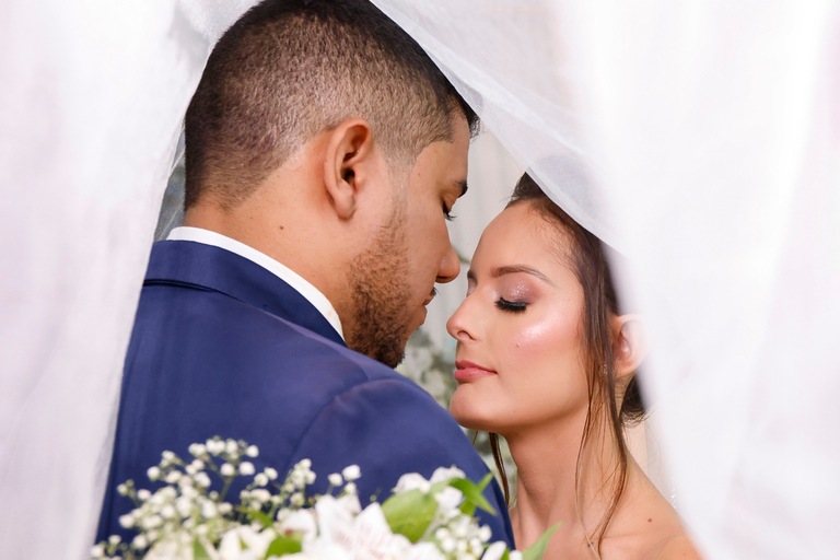 Casal de noivos em momento íntimo
