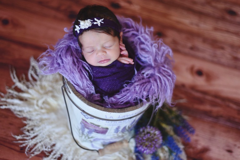 melhorfotografanewborn,estudiofotografia,amormaior, odeceixemaravilha,Algarve,fotografianewborn, sweetbabyfotografia,bebe,recemnascido,grávida, maternidade,fotografiafamilia,flores,balde,roxo,susananovaisfotografia,asmaisbonitasfotografias,enroladinho