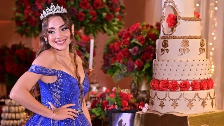 Festa de Debutante Eternizare - Ensaio com bolo decorado