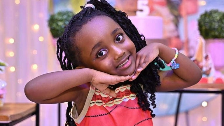 Festa Infantil Eternizare - Menina sorrindo com vestido vermelho