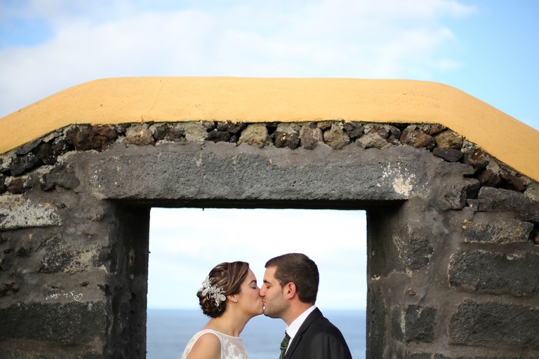 casal beijando em porta