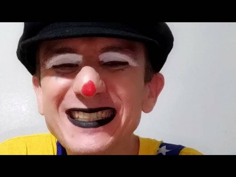 Vídeos do artista e fotos. 