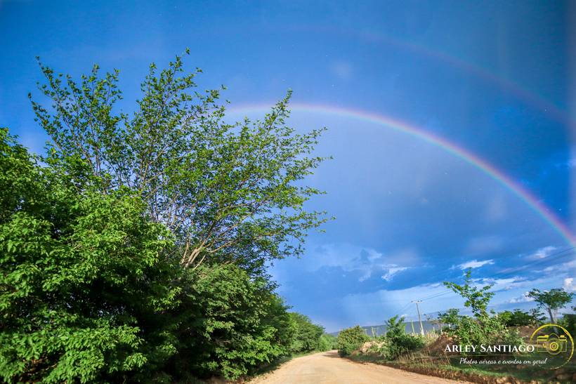 UM LINDO ARCO-ÍRIS SOBRE UMA ESTRADA. PORTAL DA FELICIDADE