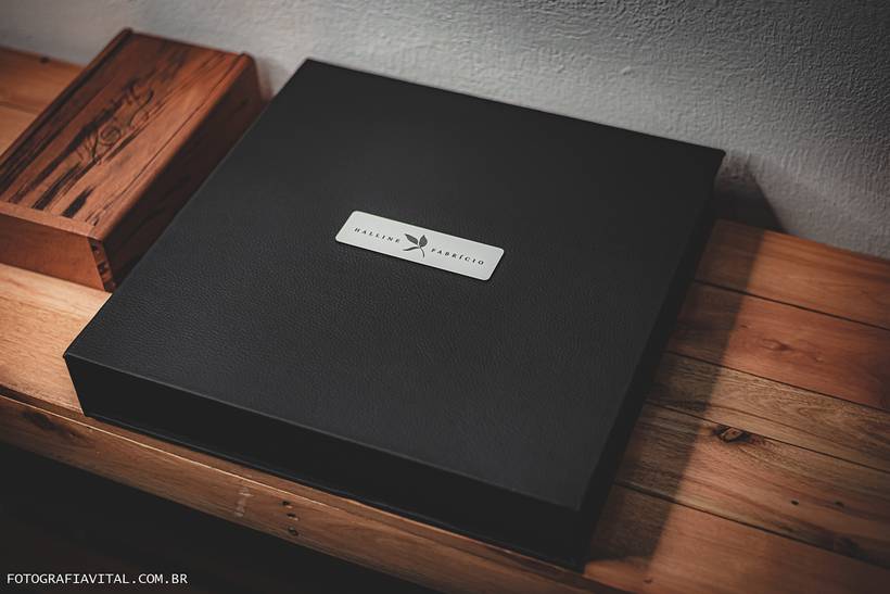 Álbum da Halline e do Fabrício - Capa Fotográfica e Box em Courino, com Placa metálica e Gravação laser.
