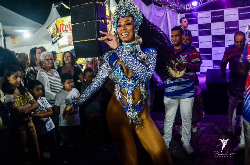 Apresentação da Escola de Samba União da Ilha Durante o Comida Di Rua