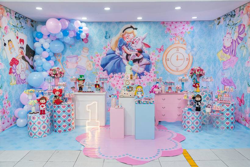 ALICE NO PAÍS DAS MARAVILHAS - menina