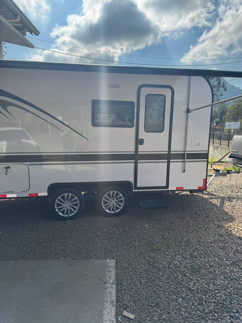 TRAILER COM PLACA SOLAR