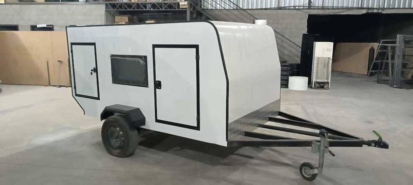 Mini Trailer Branco para Terminando a Montagem